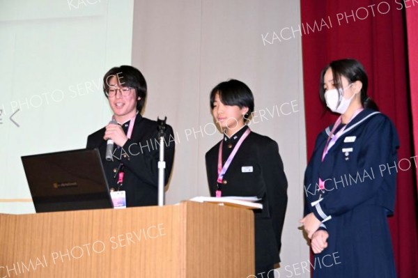 シンガポールでの体験を発表する生徒たち