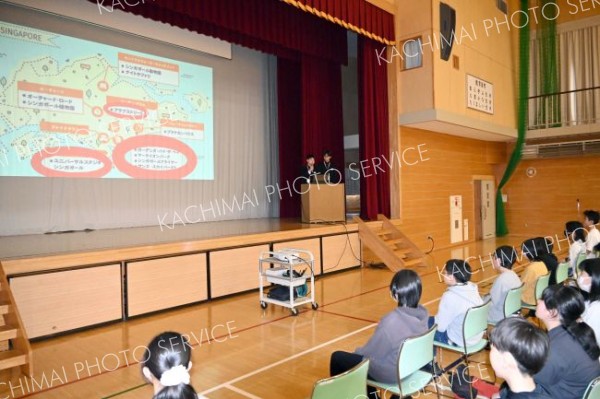 シンガポールでの体験を発表する生徒たち