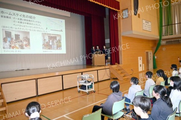 シンガポールでの体験を発表する生徒たち