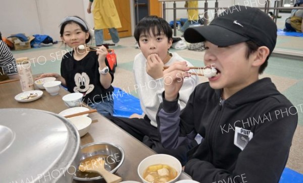 米をおにぎりにして味わう子どもたち