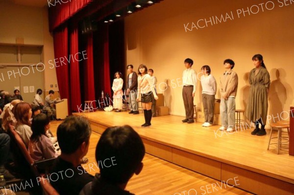 清水高校演劇部とＯＢ・ＯＧ熱演に町民くぎ付け　高校応援で地元商店会企画