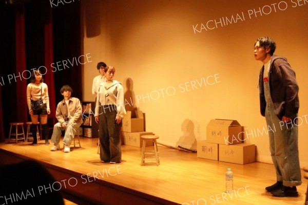 町民を前に舞台で演じる演劇部員とＯＢ・ＯＧ