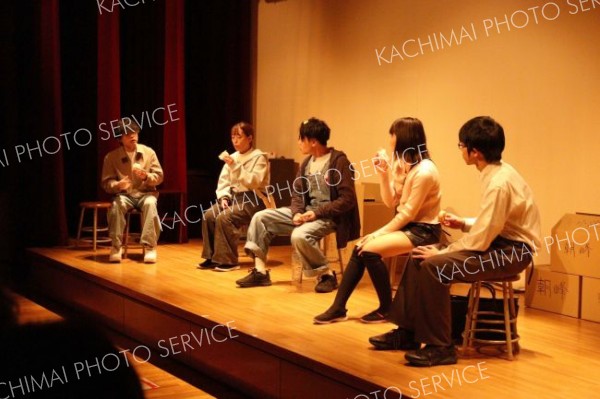 町民を前に舞台で演じる演劇部員とＯＢ・ＯＧ