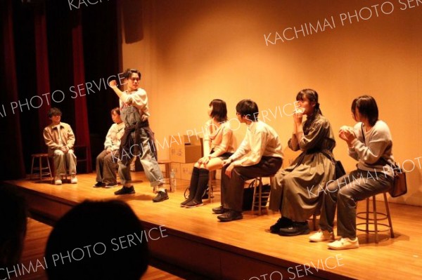 町民を前に舞台で演じる演劇部員とＯＢ・ＯＧ