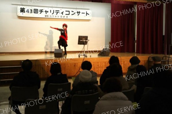 踊りを披露する出演者歌を披露する出演者