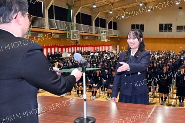 十勝管内の全日制公立・私立高校２１校で１日、卒業式が行われ、卒業生２４８０人が未来に向けて新たな一歩を踏み出した（１日午前１０時２０分ごろ、帯広南商業高校で。須貝拓也撮影）