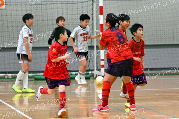 【Ｂブロック決勝・アッカムイとかちソルプ―芽室】追加点を決めたアッカムイとかちソルプの丹野大和（右から２人目）を迎える（８）西村虎之助