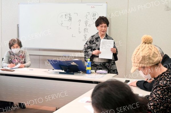 資料をもとに講義する