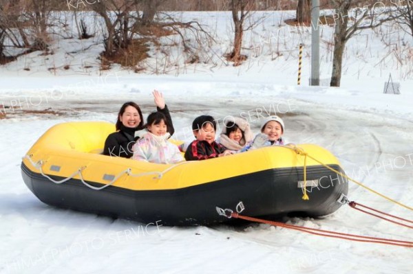 スノーラフティングを楽しむ来場者　　　　　　　　