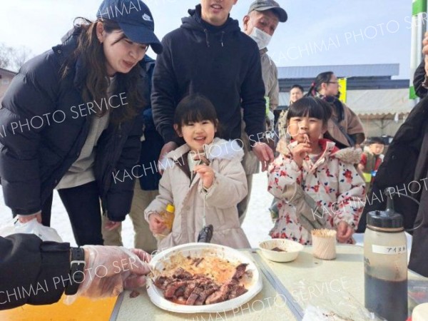 ジャージー牛を試食する家族連れ