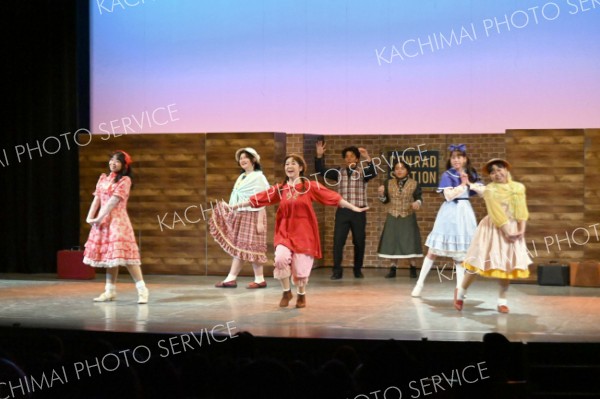 熱演する劇団パズルの団員たち