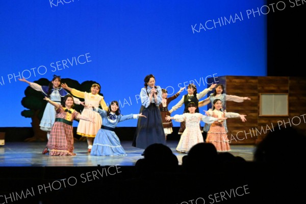 熱演する劇団パズルの団員たち