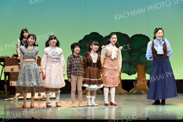 熱演する劇団パズルの団員たち