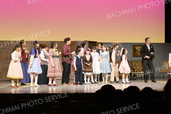 熱演する劇団パズルの団員たち