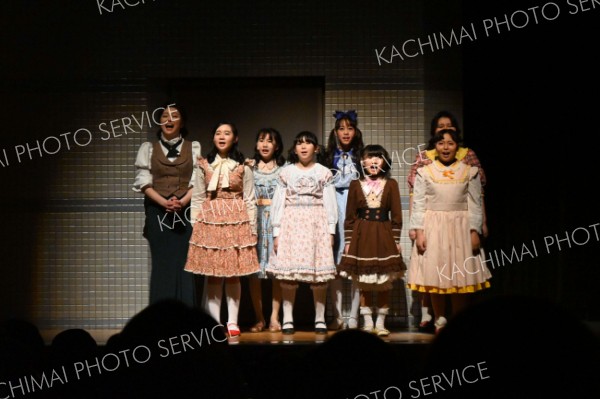 熱演する劇団パズルの団員たち