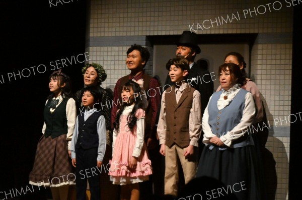 熱演する劇団パズルの団員たち