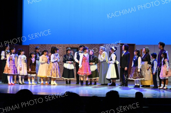 熱演する劇団パズルの団員たち