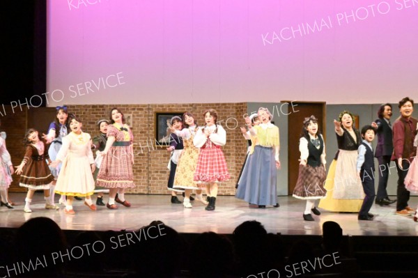 熱演する劇団パズルの団員たち