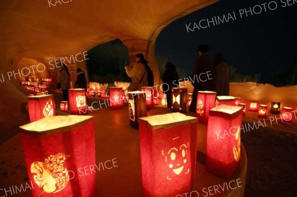 幻想的な光が会場を包み込む　幕別で「ツナグ・ランタン」