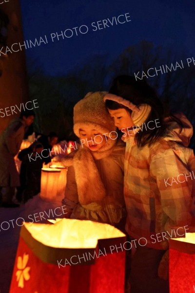 「とてもきれい！」―。ほのかに光るランタンを見つめる子どもたち