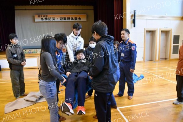 屈足で中学生と地域住民７０人が冬季防災訓練　避難所開設など学ぶ