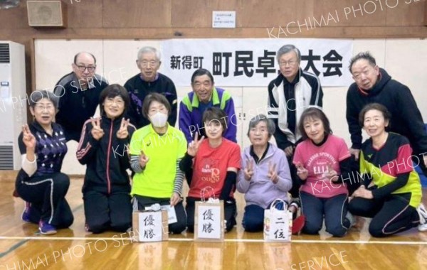 １２人が熱戦展開　新得町民卓球大会