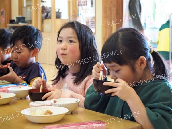 出来上がった豚汁をおいしく味わった園児