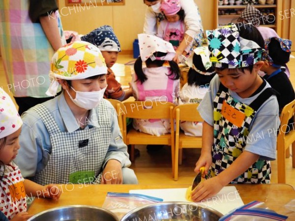 食材を切る作業に挑戦する園児