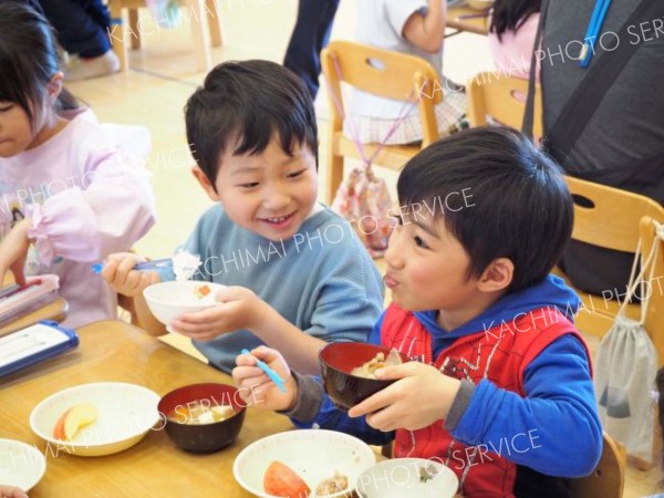 熱々の豚汁をおいしそうに食べる園児たち