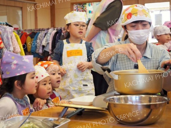 豚汁の出来上がりを楽しみに待つ園児たち
