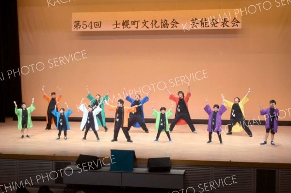 町内のＹＯＳＡＫＯＩソーランチーム「十勝晴」が演舞を披露し、会場は盛り上がりを見せた