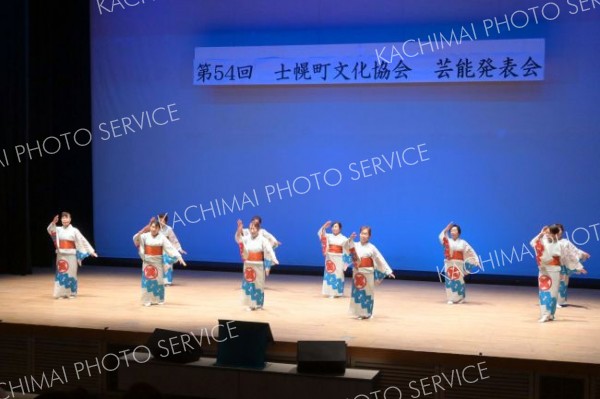 芸能発表会で舞踏を披露する町民