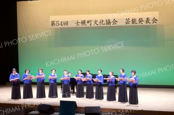 芸能発表会での「コーラスこもれび」による合唱