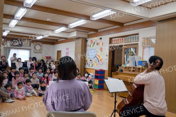 コンサートを楽しむ園児ら