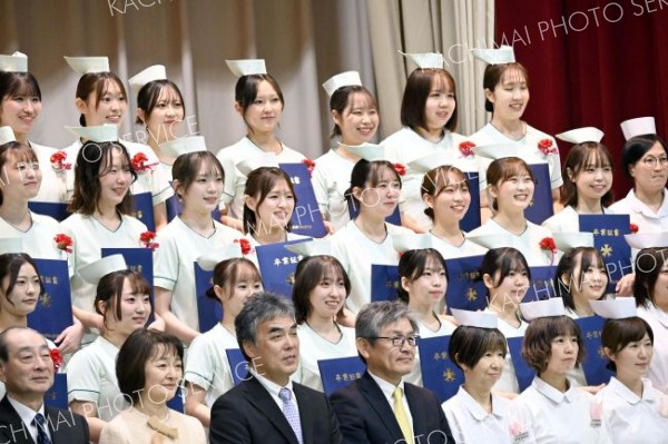 涙と笑顔の巣立ち～帯広高等看護学院と星槎国際高帯広学習センターで卒業式