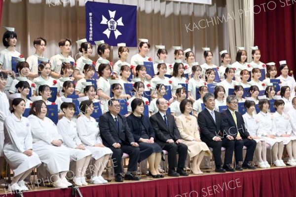 卒業証書を手に笑顔で記念撮影に臨む卒業生（帯広高等看護学院、３日午前１１時半ごろ）