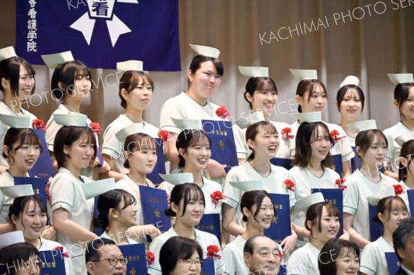 卒業証書を手に笑顔で記念撮影に臨む卒業生（帯広高等看護学院、３日午前１１時半ごろ）