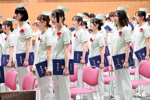 卒業証書を手に「旅立ちの日に」を斉唱する卒業生（帯広高等看護学院、３日午前１１時２０分ごろ）
