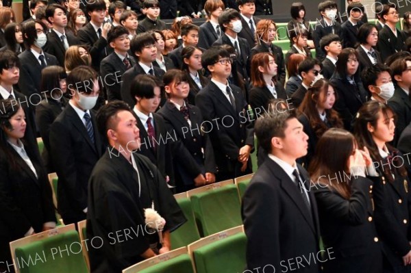 新たな門出を迎えた卒業生ら（星槎国際高校帯広学習センター）