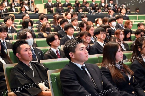 新たな門出を迎えた卒業生ら（星槎国際高校帯広学習センター）