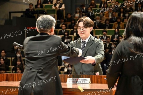 卒業証書を受け取る卒業生（星槎国際高校帯広学習センター）