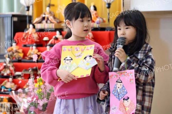 園児８７人、お茶会楽しむ　「ひなまつり」でさくら保育園