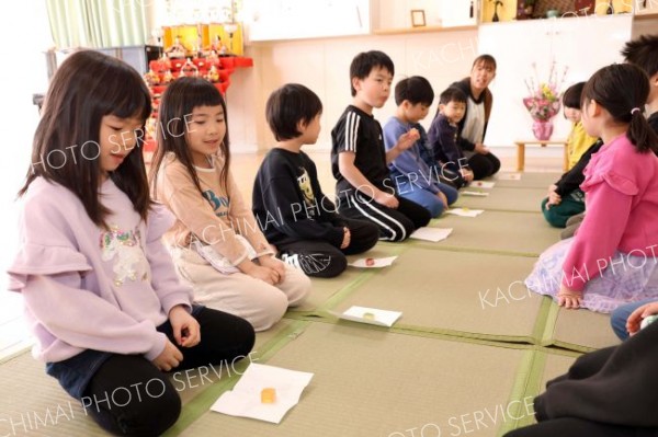 ひなまつりのお茶会を楽しむ園児ら（帯広市内のさくら保育園、助川かおる通信員撮影）
