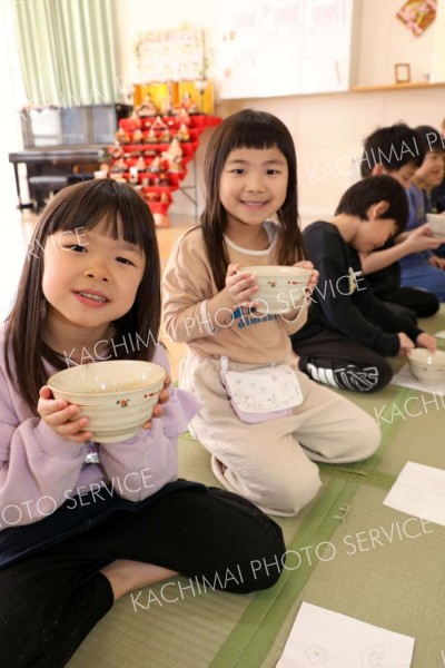 ひなまつりのお茶会を楽しむさくら保育園の園児ら（３日午前１０時半ごろ、助川かおる通信員撮影）