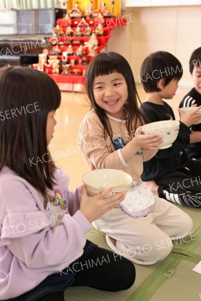 ひなまつりのお茶会を楽しむ園児ら（さくら保育園、３日午前１０時半ごろ、助川かおる通信員撮影）