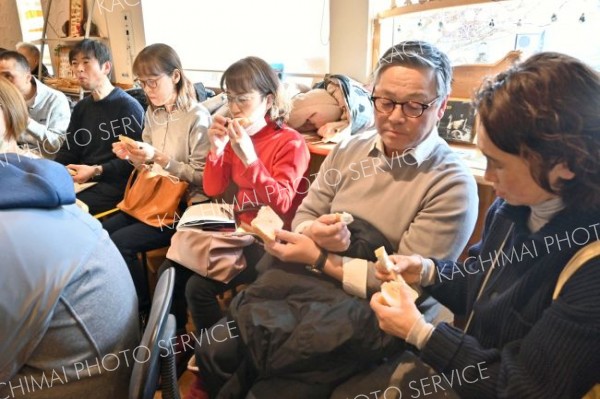 もち麦パンを食べて腸活しよう　はるこまベーカリーが試食や機能性紹介