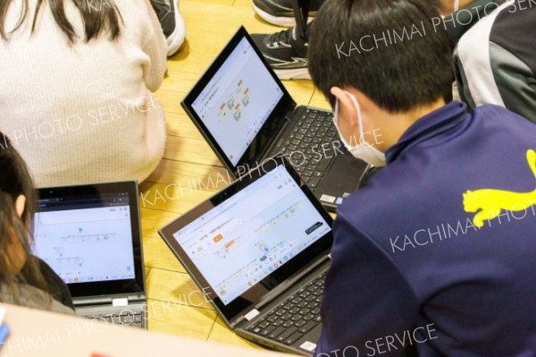 ＩＣＴを用いた公開授業で、学習ソフトを体験する児童たち