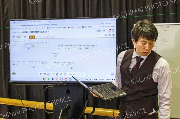 大樹小学校４年生に対して、ＩＣＴを用いた公開授業を行う守屋教諭