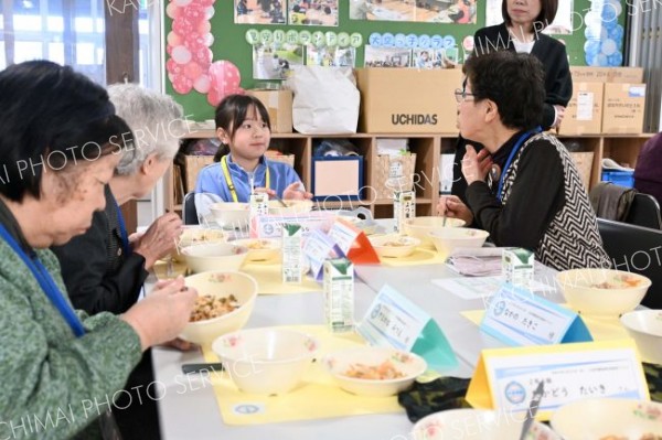 地域住民と給食囲み交流会　帯広大空学園