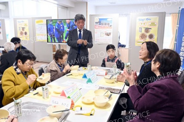 給食を通して交流する地域住民ら